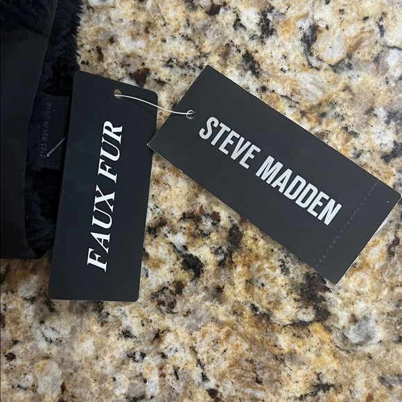 New - Steve Madden Fleece-Lined Pocket Scarf - Picture 6 of 6